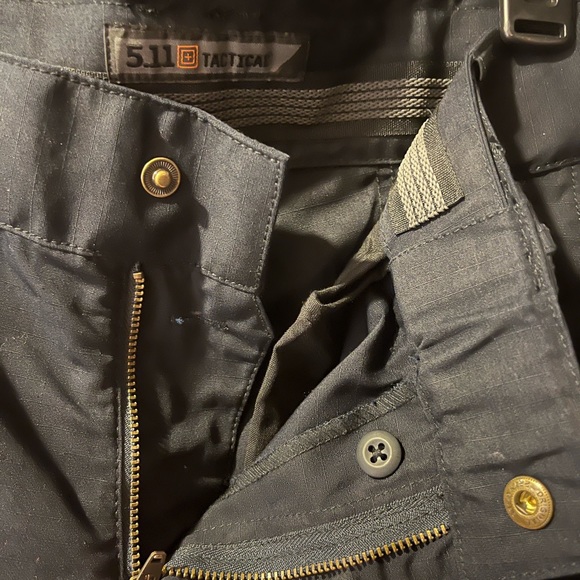 Gently used Women’s 5.11 Tactical EMS pants. Excellent condition.  Navy. size 6L - Picture 8 of 11